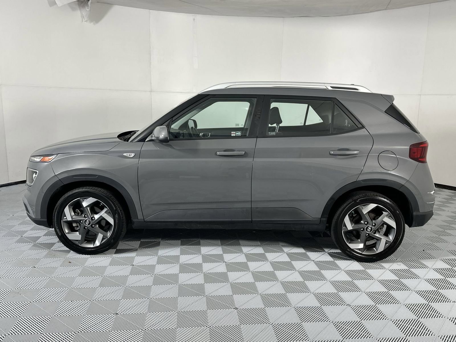 Used 2021 Hyundai Venue SEL w/ Cargo Package image 5