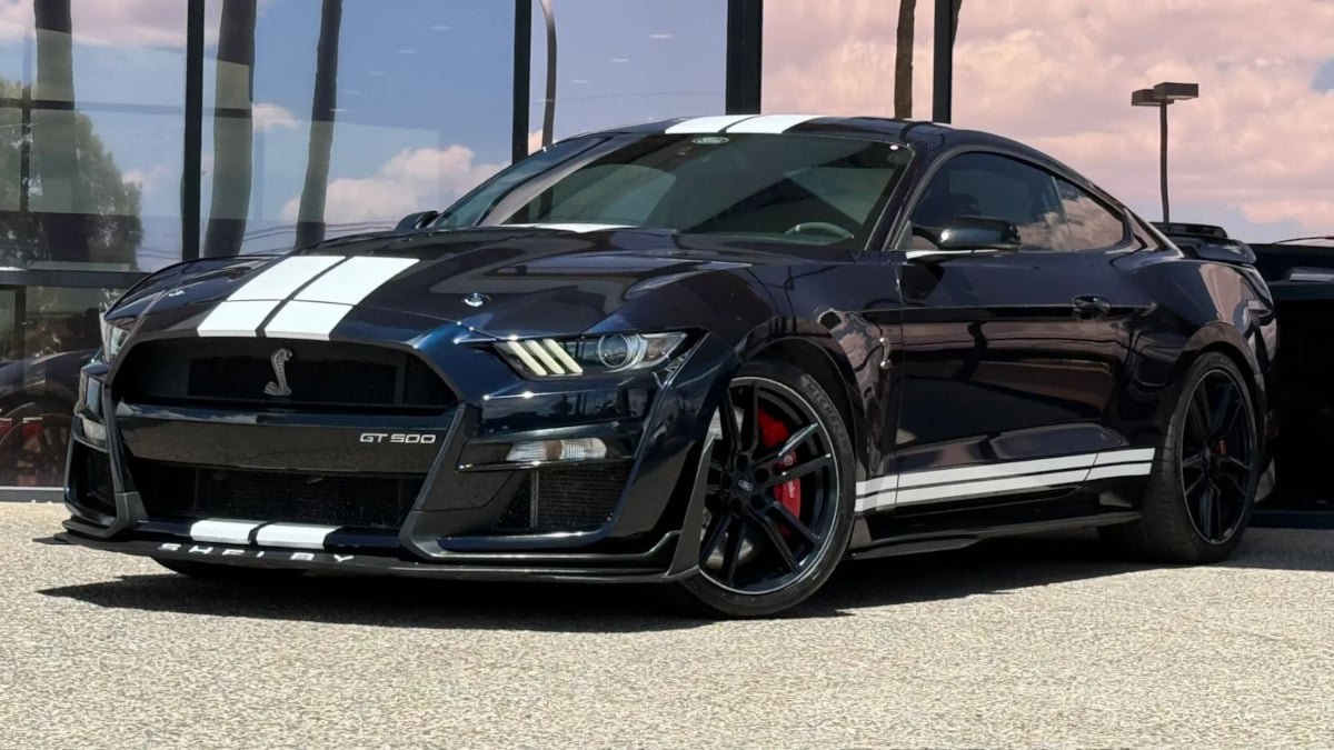Used 2021 Ford Mustang Shelby GT500 w/ Technology Package RWD image 2