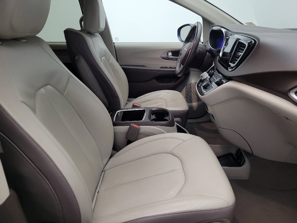 Used 2017 Chrysler Pacifica Touring-L Plus w/ Advanced Safetytec Group FWD image 21