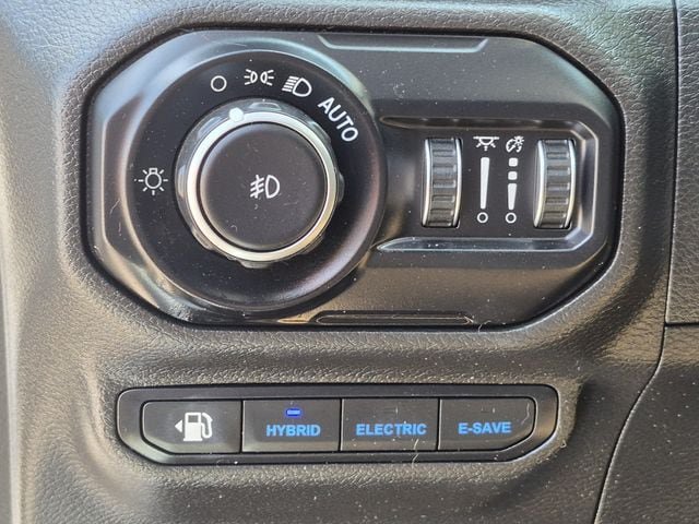 Used 2022 Jeep Wrangler Unlimited Sahara AWD/4WD image 9