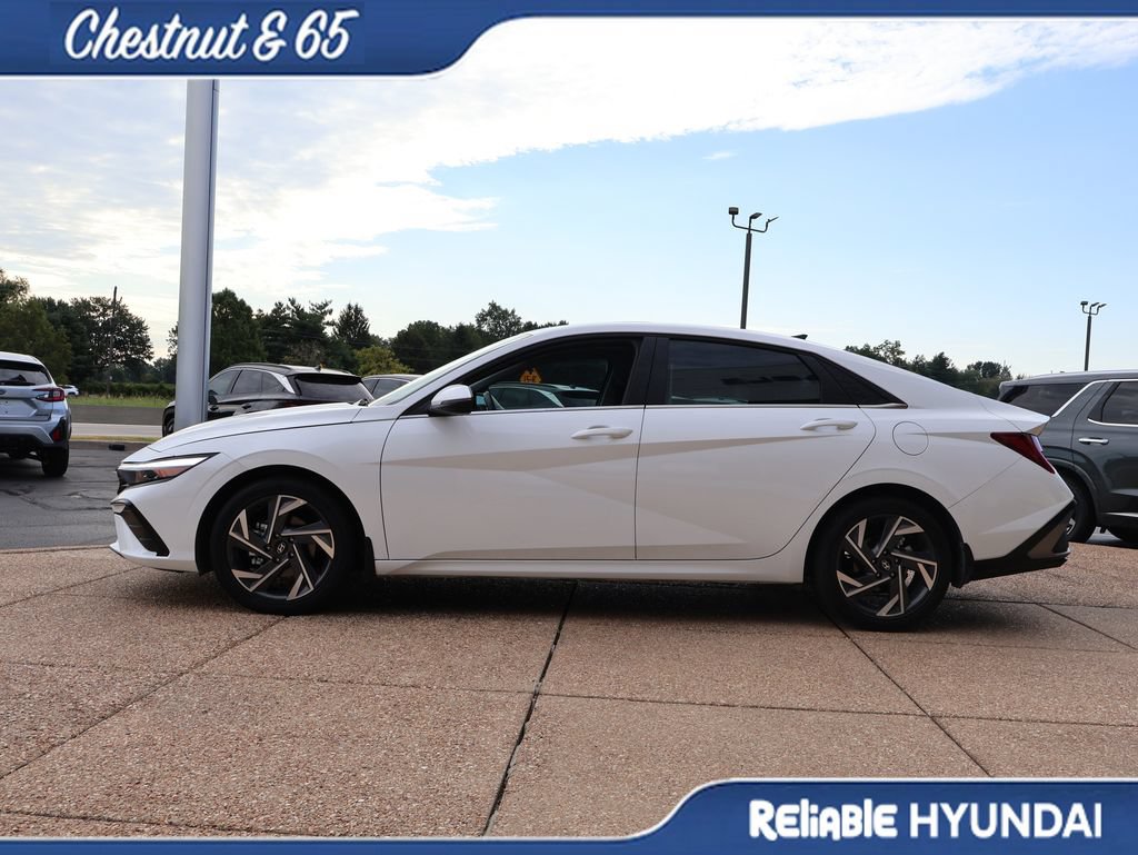 Certified 2025 Hyundai Elantra Limited FWD image 3