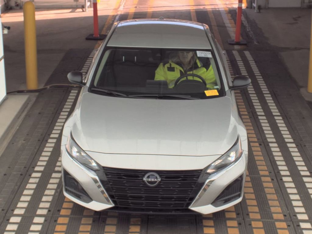 Used 2024 Nissan Altima 2.5 SV image 2