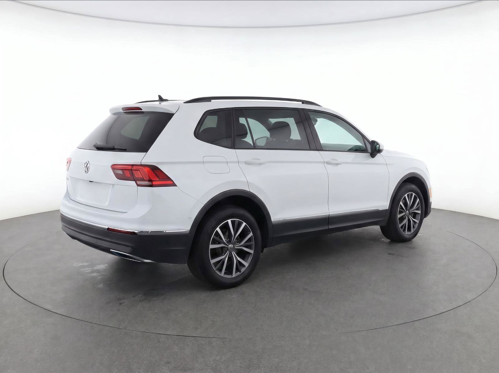Used 2020 Volkswagen Tiguan SE w/ Panoramic Sunroof Package FWD image 4