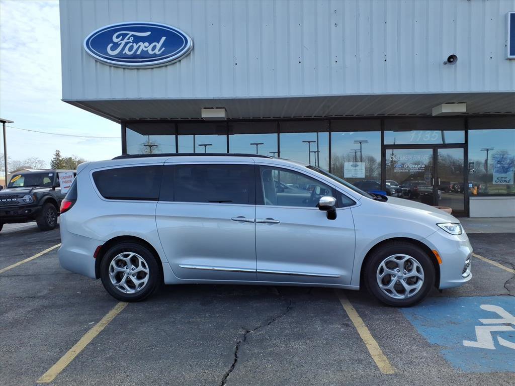 Used 2023 Chrysler Pacifica Limited image 3