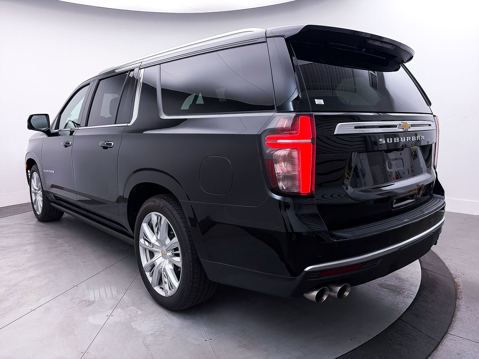 Used 2024 Chevrolet Suburban High Country AWD/4WD image 16