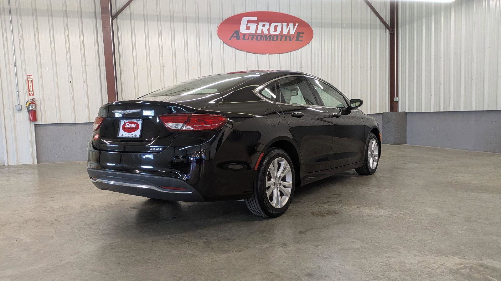 Used 2015 Chrysler 200 Limited image 9