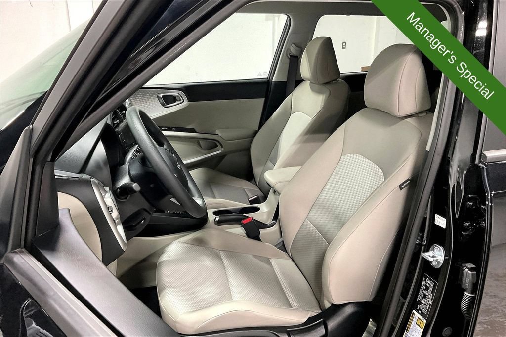 Used 2025 Kia Soul LX w/ LX Technology Package FWD image 30