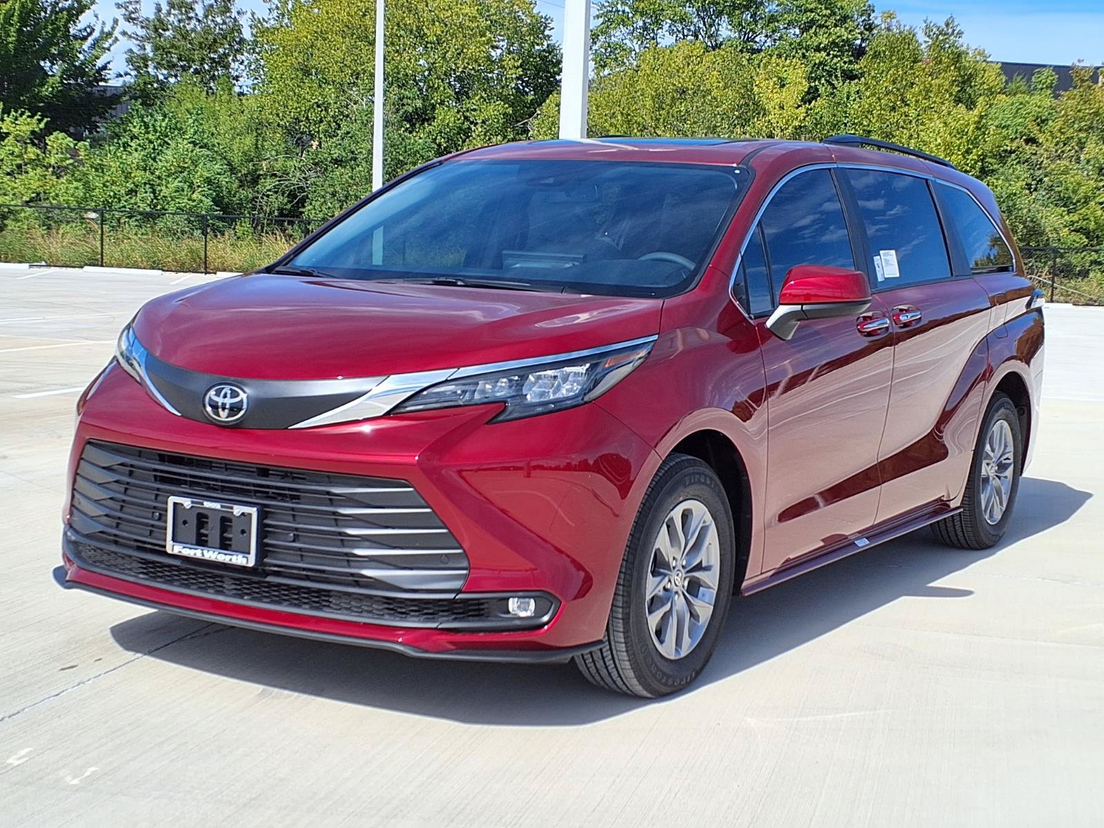 New 2026 Toyota Sienna XLE FWD image 3