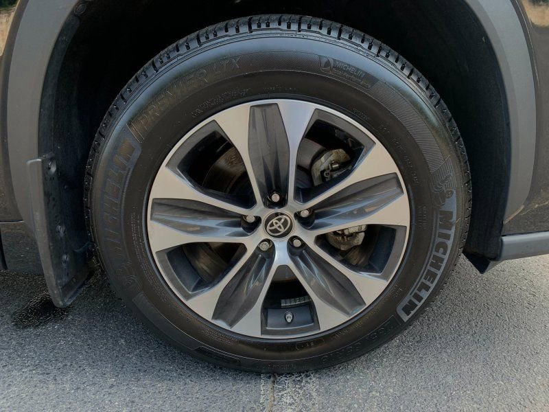 Used 2020 Toyota Highlander XLE AWD/4WD image 26