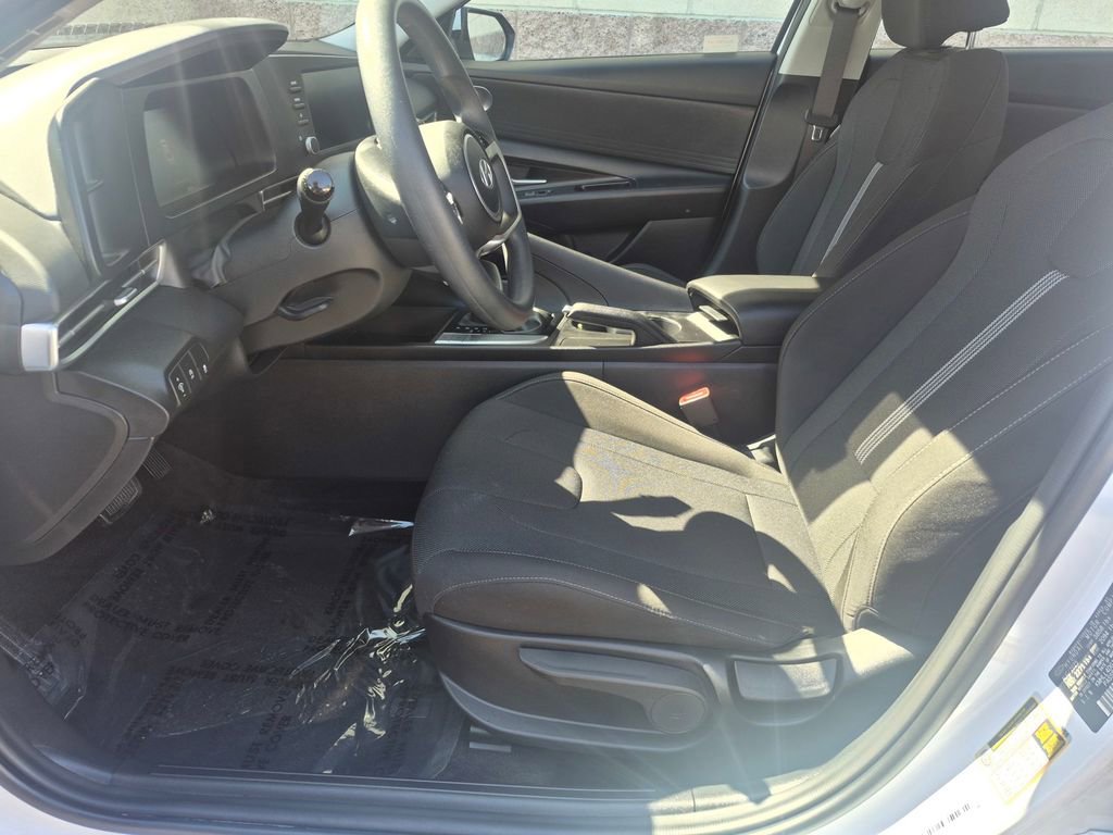 Used 2025 Hyundai Elantra SE w/ Cargo Package image 11