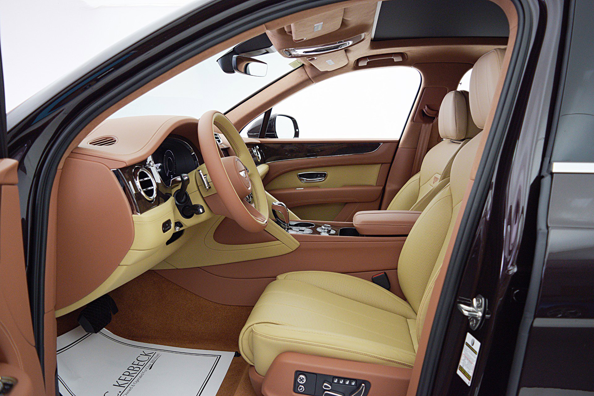 Used 2024 Bentley Bentayga image 35