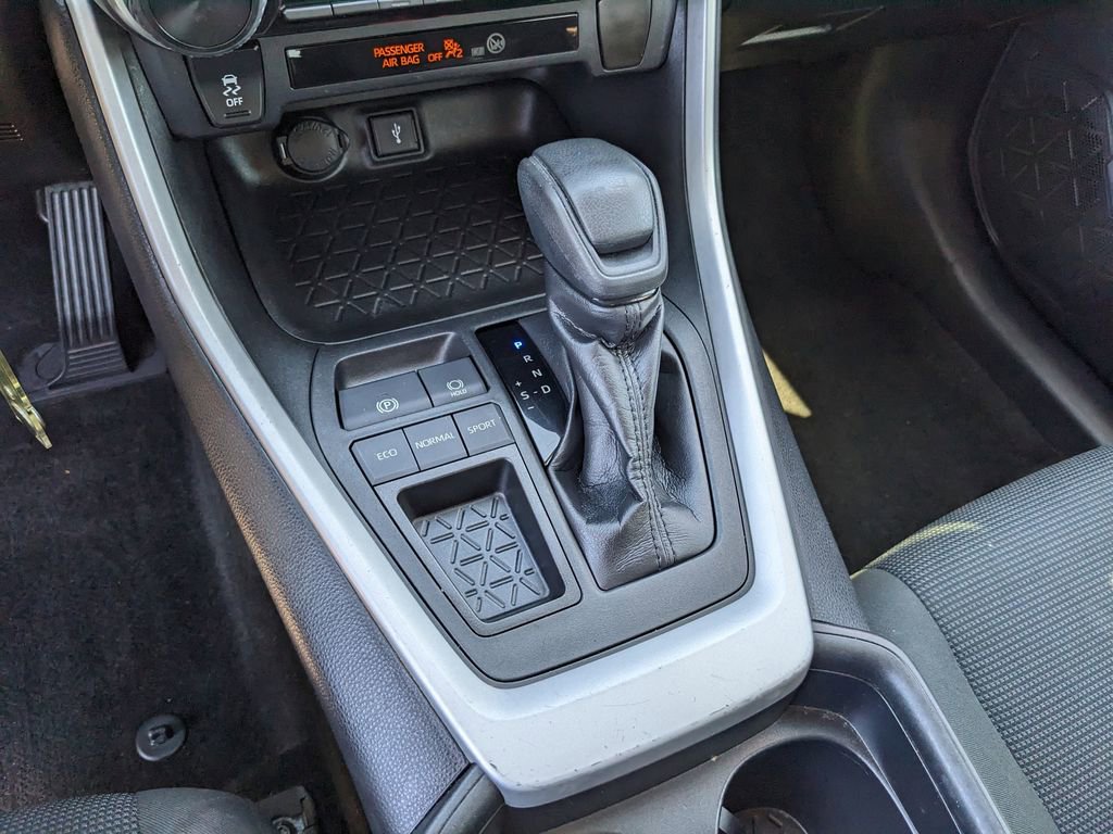 Used 2020 Toyota RAV4 LE image 27