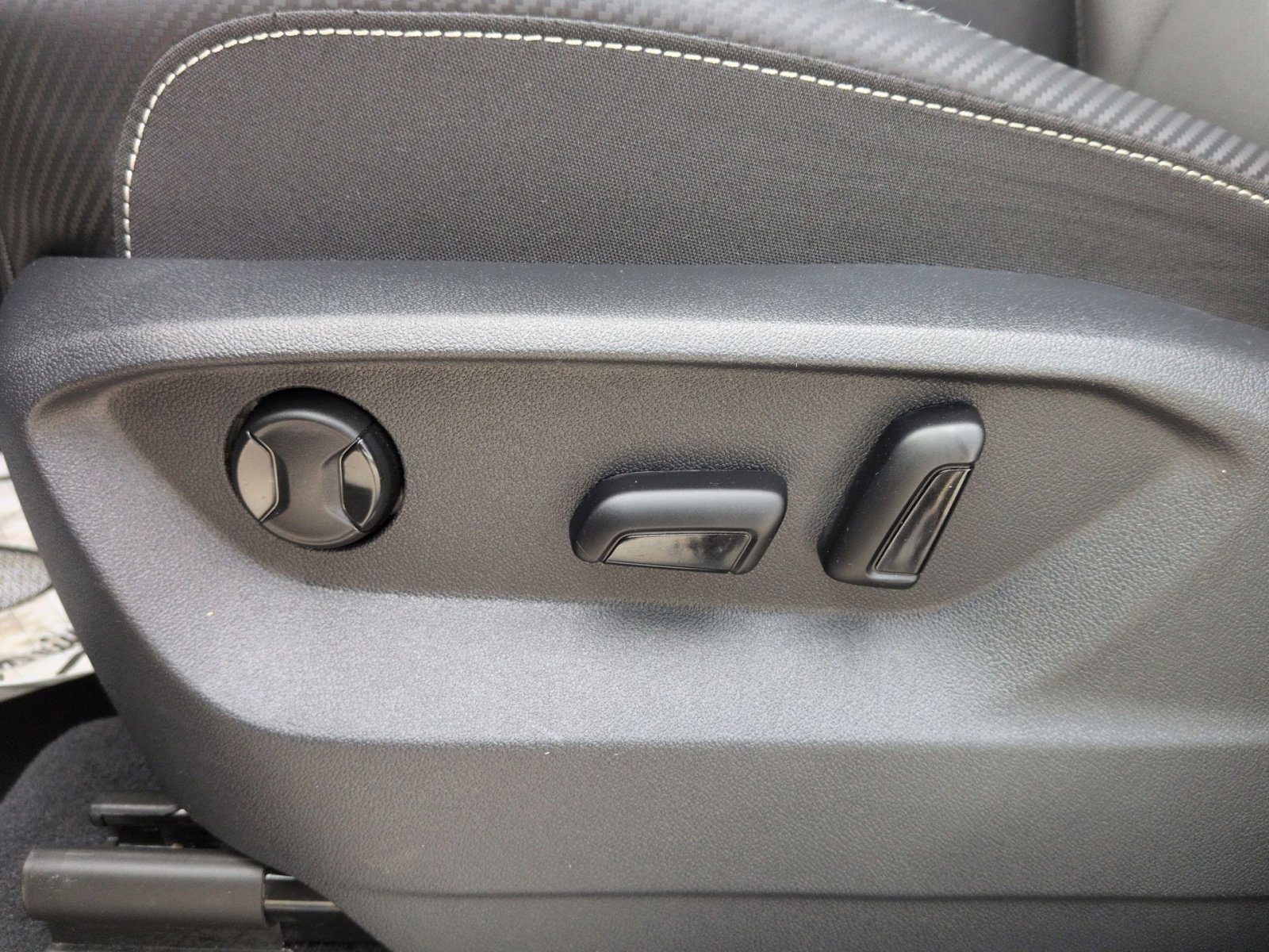 Used 2025 Volkswagen Atlas Cross Sport SE image 14