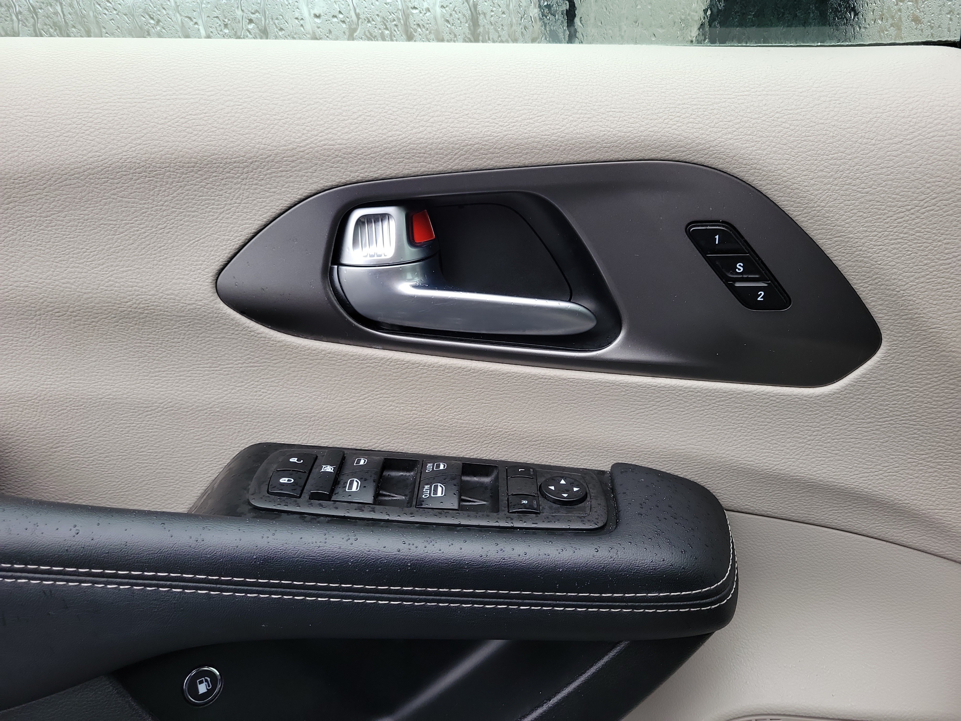 Used 2023 Chrysler Pacifica Touring-L FWD image 17