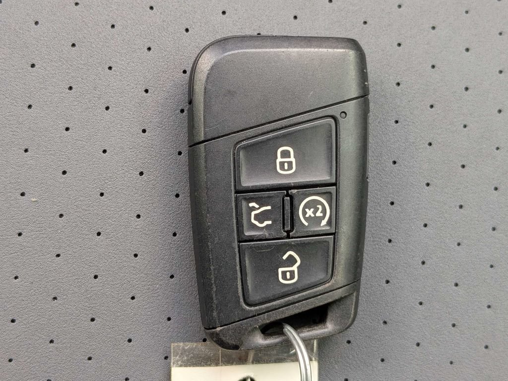 Used 2025 Volkswagen Jetta SE FWD image 28