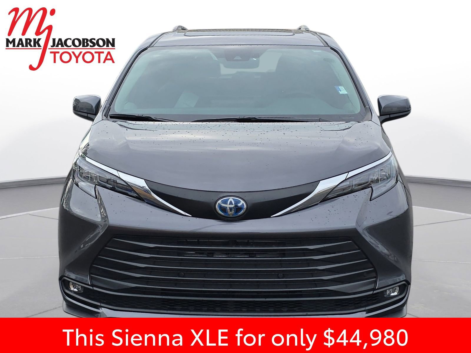 Used 2025 Toyota Sienna XLE image 3