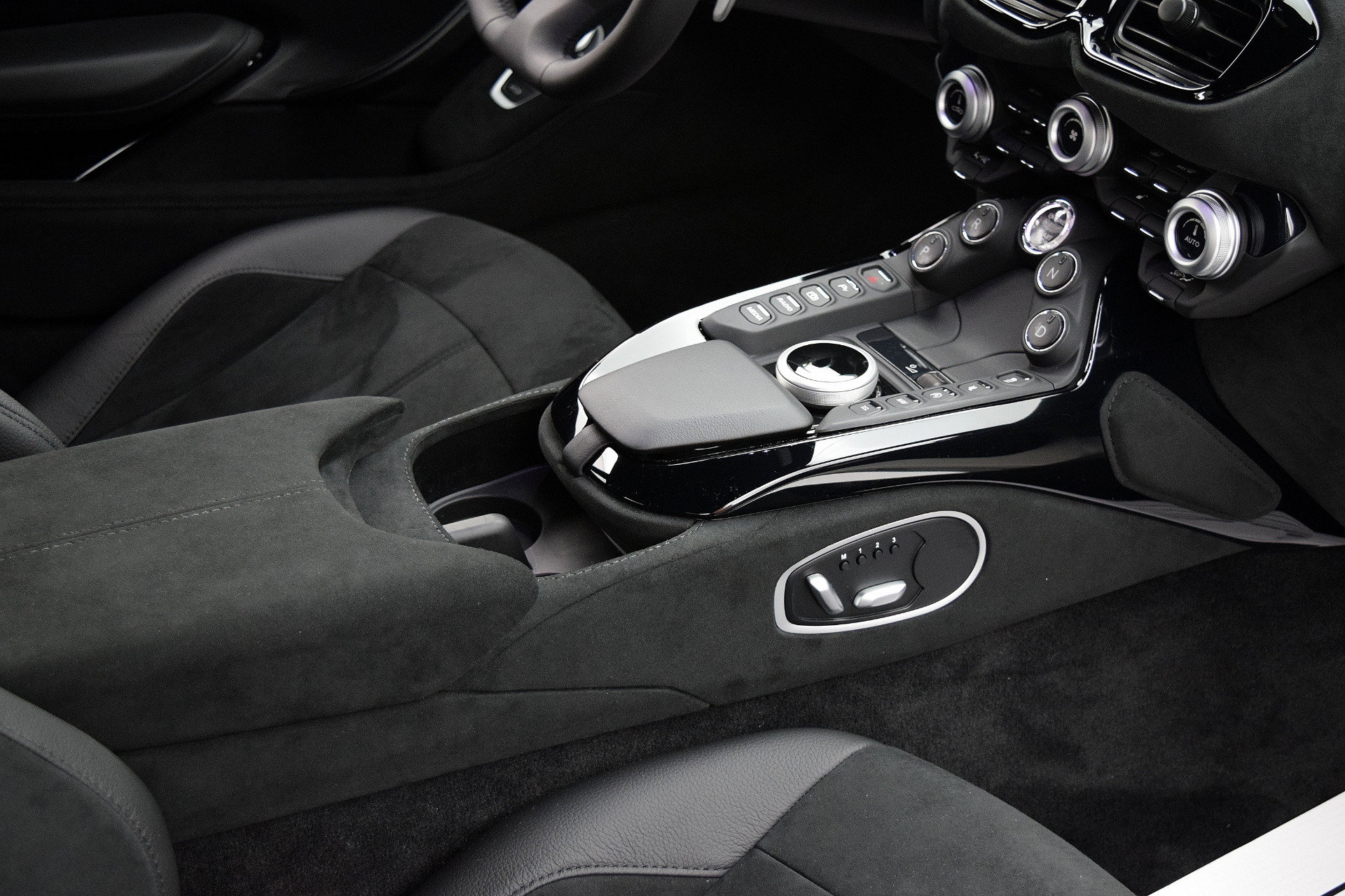 Used 2019 Aston Martin V8 Vantage Coupe RWD image 8