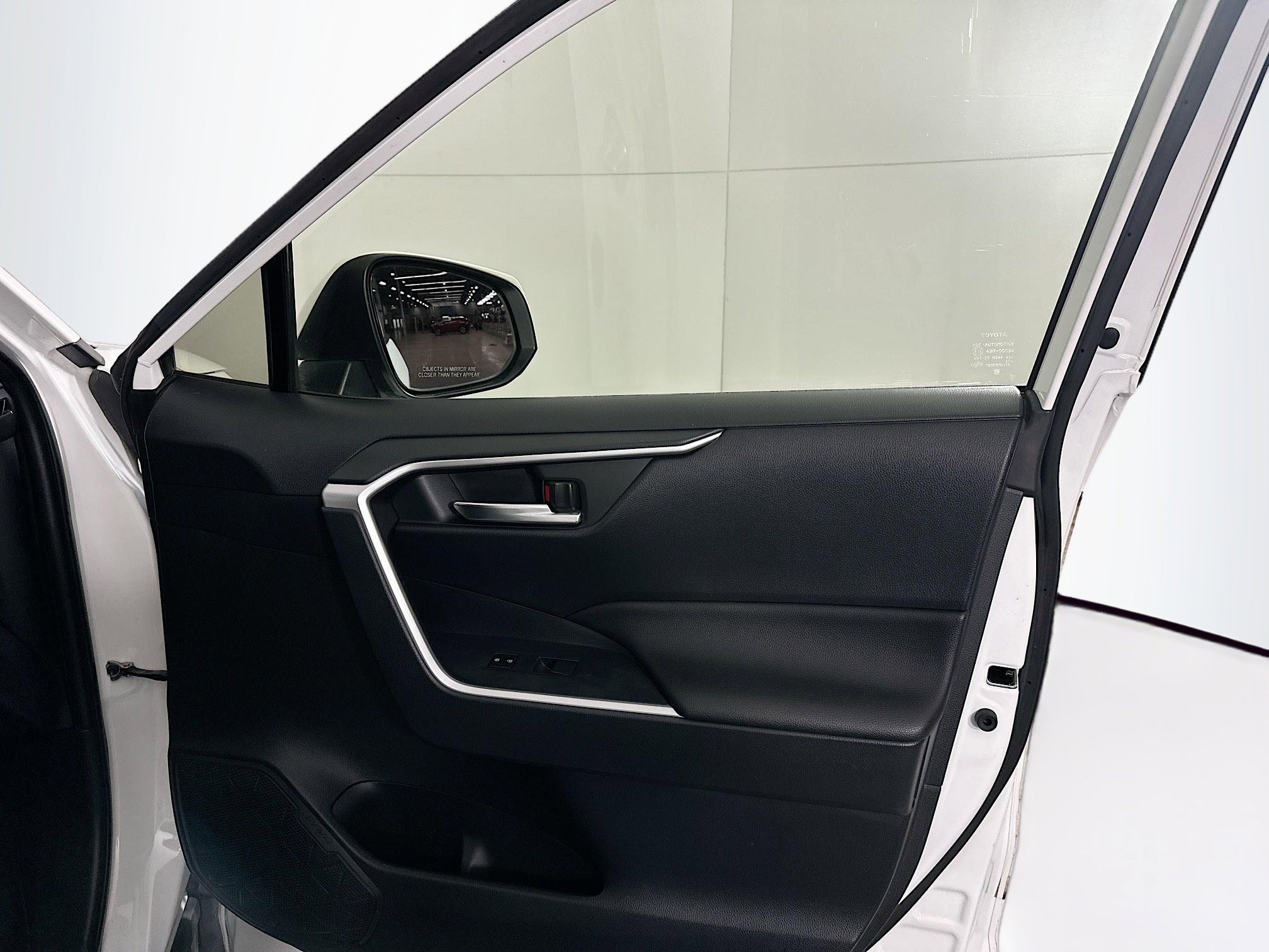 Used 2019 Toyota RAV4 XLE FWD image 31
