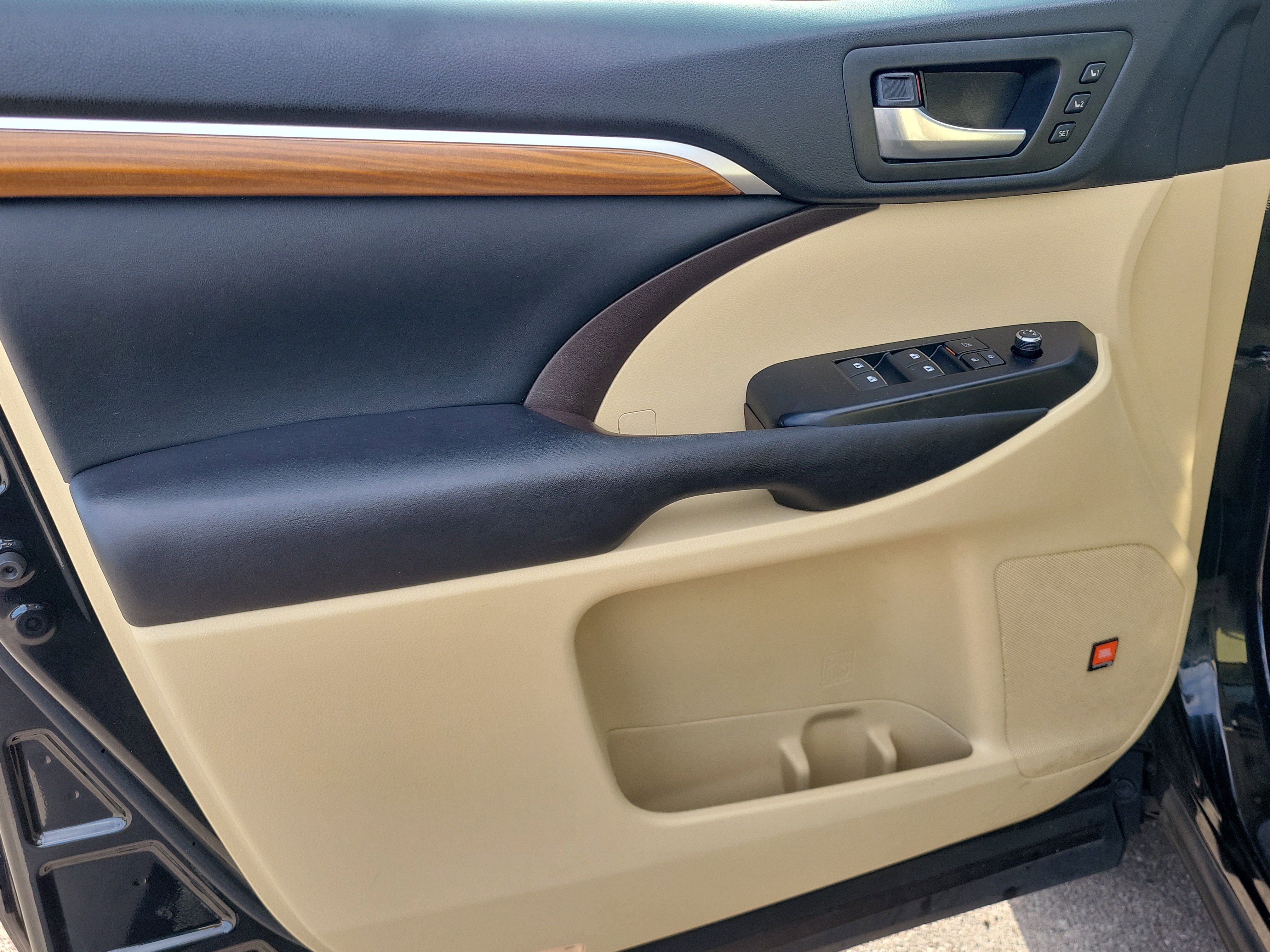 Used 2017 Toyota Highlander Limited w/ Carpet Mat Package image 19