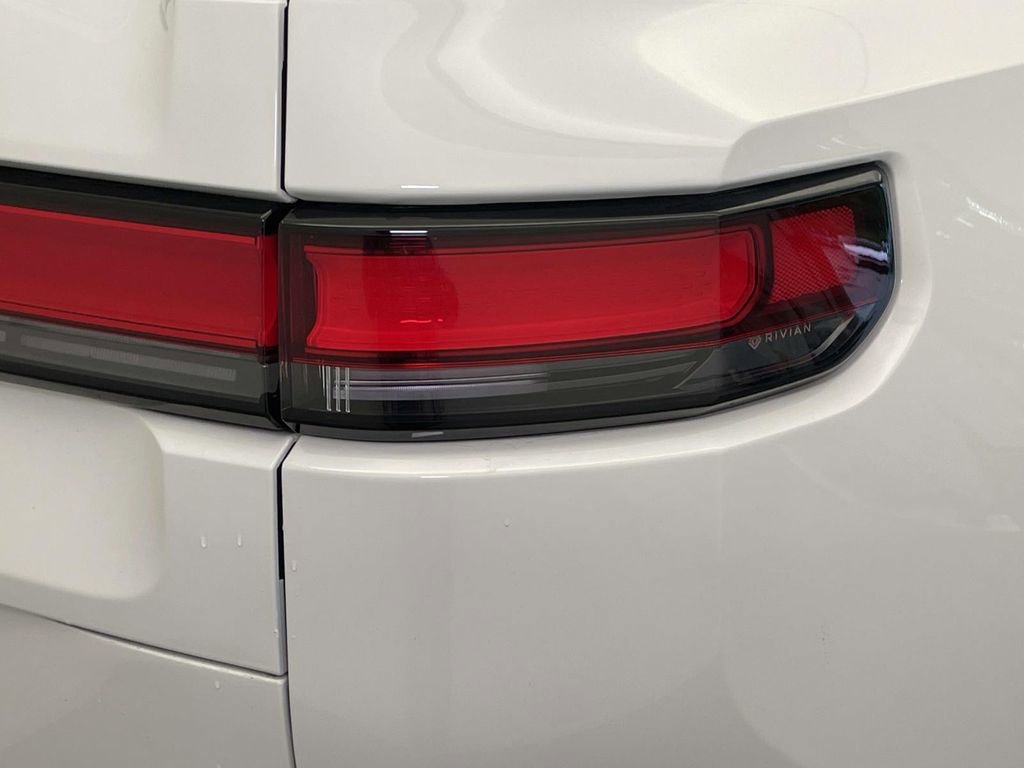 Used 2025 Rivian R1S Premium AWD/4WD image 16