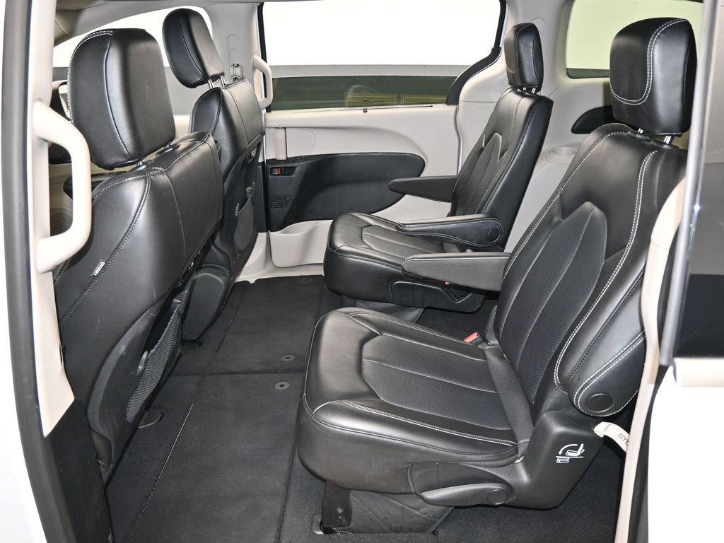 Used 2023 Chrysler Pacifica Touring-L image 32
