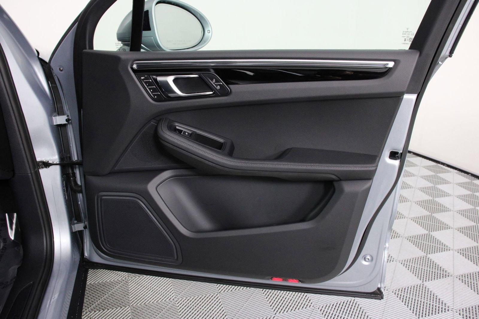 Certified 2025 Porsche Macan image 23