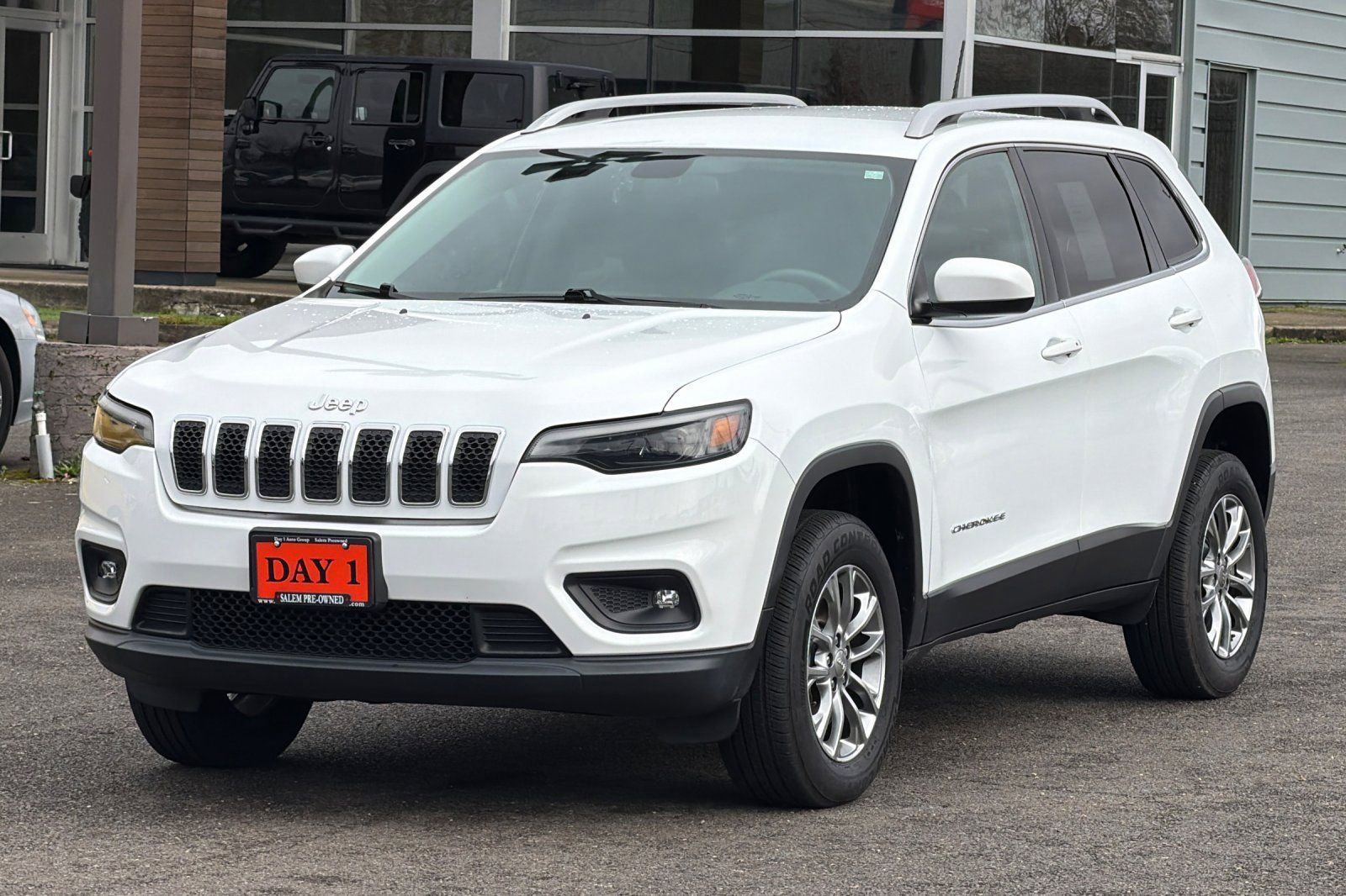 Used 2019 Jeep Cherokee Latitude Plus w/ Cold Weather Group AWD/4WD image 9