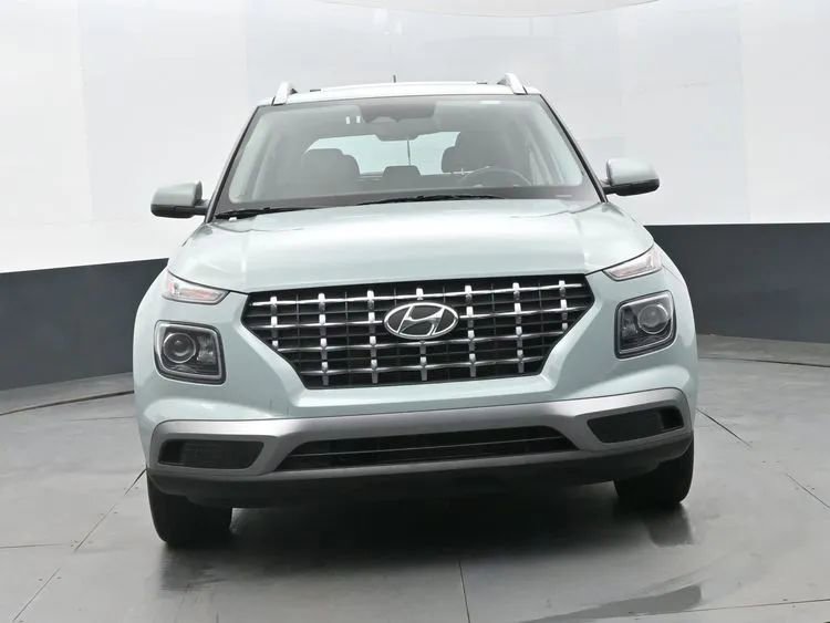 Used 2025 Hyundai Venue SEL image 3
