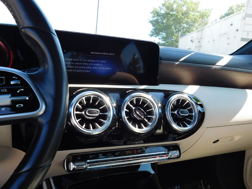 Used 2022 Mercedes-Benz CLA 250 4MATIC image 22