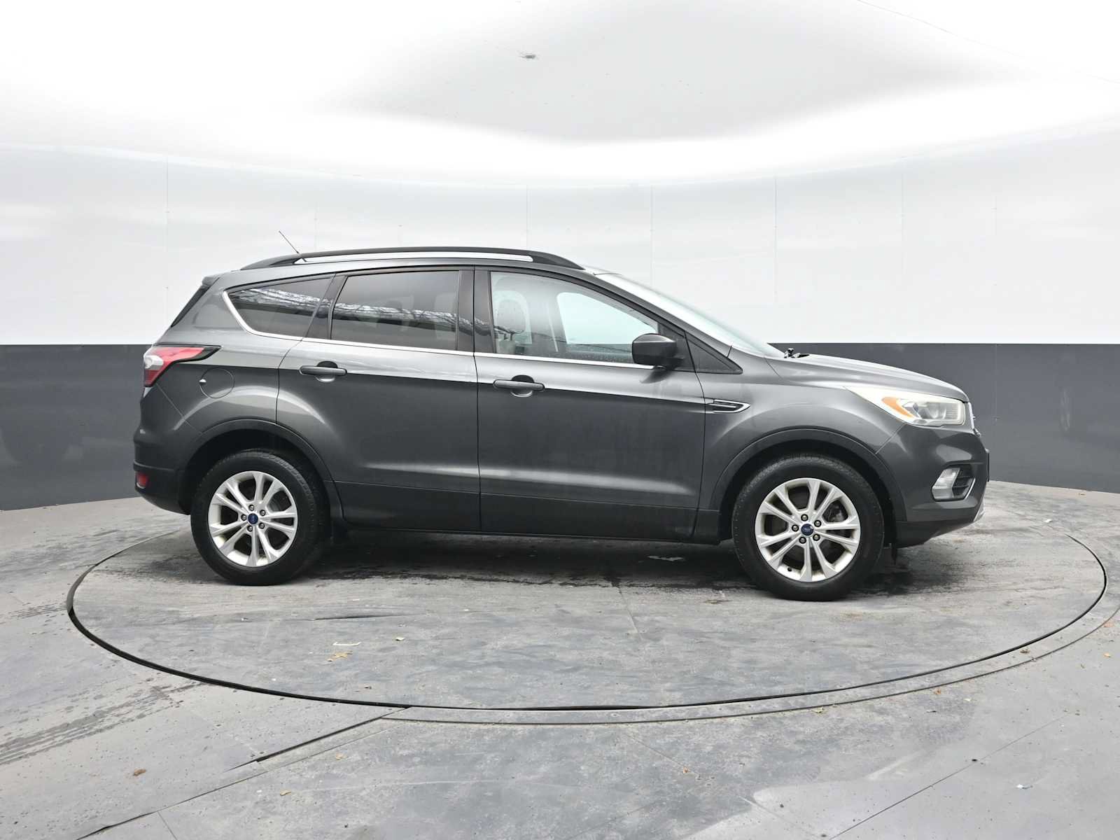 Used 2017 Ford Escape SE w/ Equipment Group 201A AWD/4WD image 9