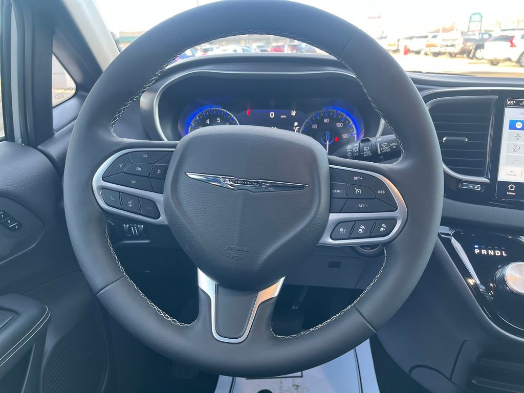 Used 2026 Chrysler Pacifica Select image 16