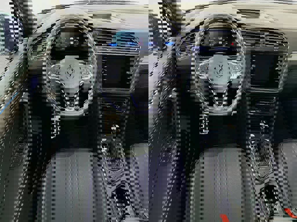 Used 2023 Volkswagen Tiguan SE R-Line image 11