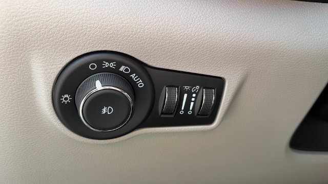 Used 2023 Jeep Compass Latitude w/ Sun and Sound Group AWD/4WD image 19