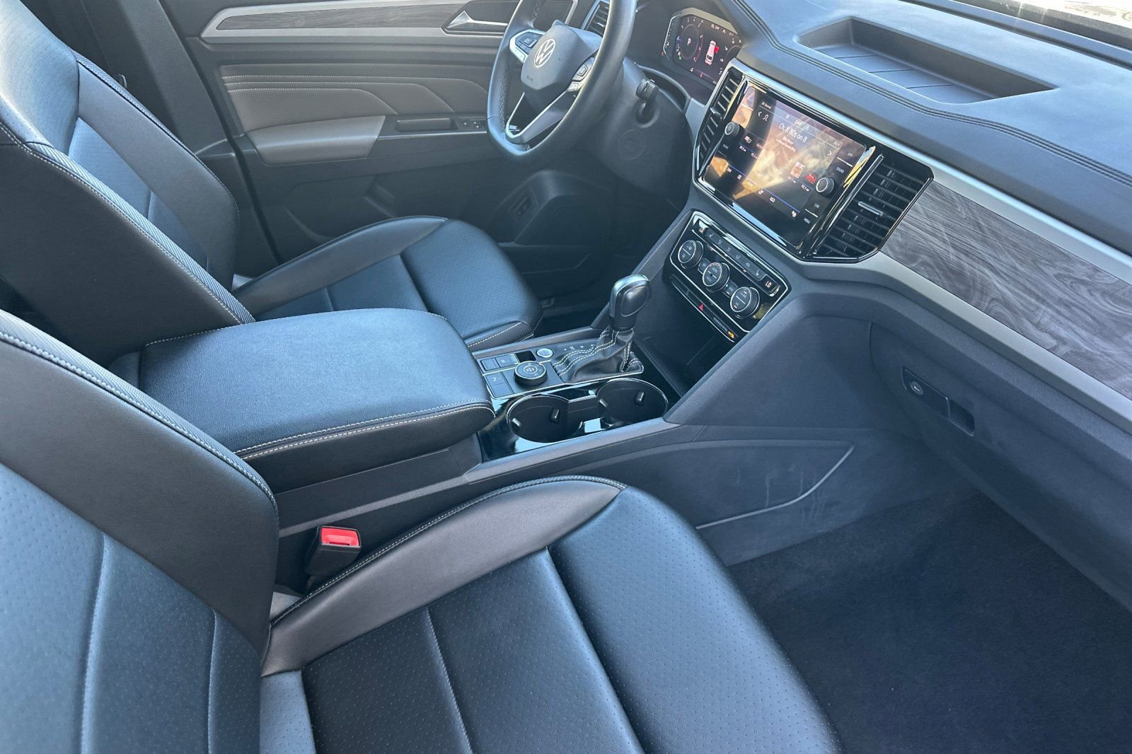 Used 2022 Volkswagen Atlas Cross Sport SE image 16