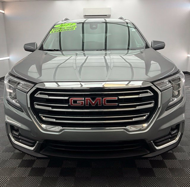 Used 2024 GMC Terrain SLT AWD/4WD image 2