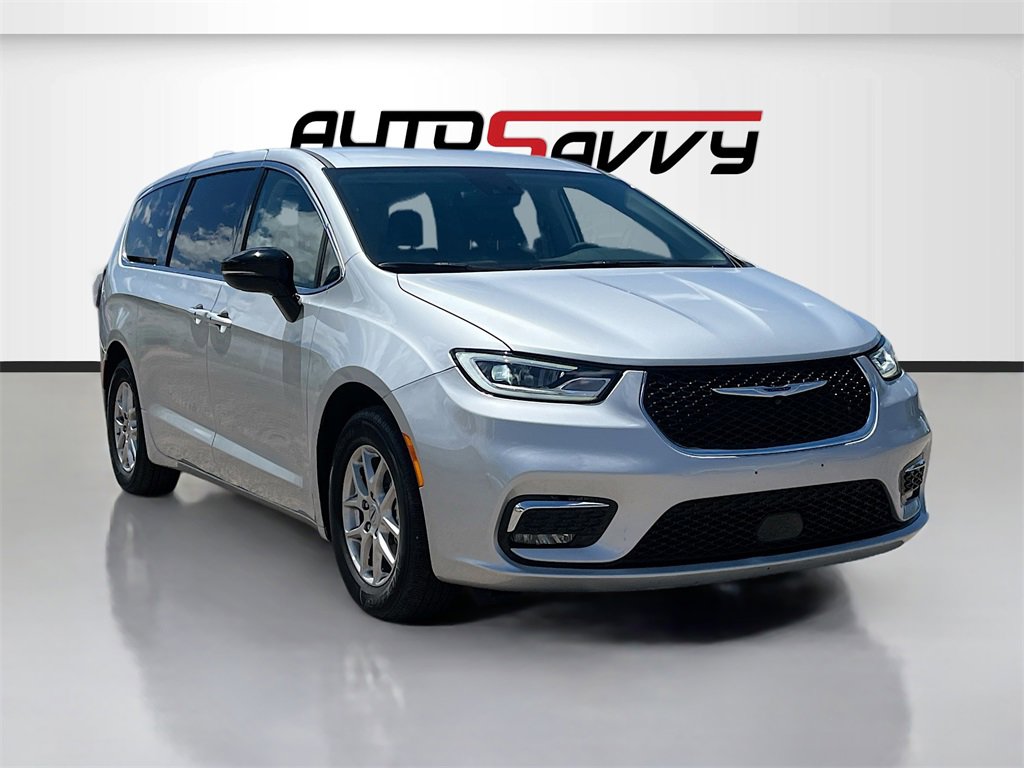 Used 2024 Chrysler Pacifica Touring-L image 1