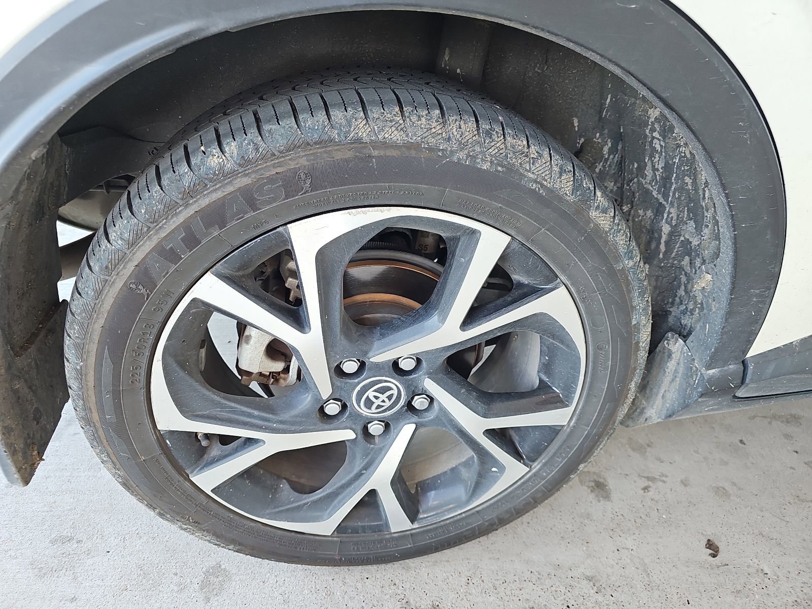 Used 2021 Toyota C-HR XLE FWD image 14