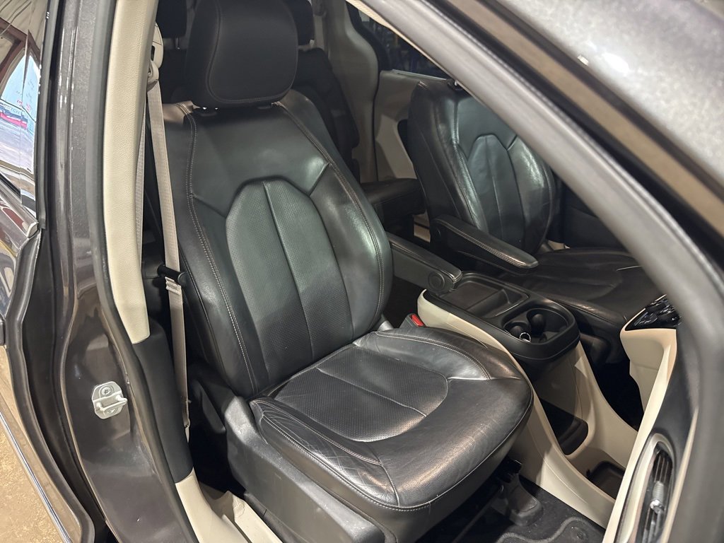 Used 2020 Chrysler Pacifica Touring-L image 36