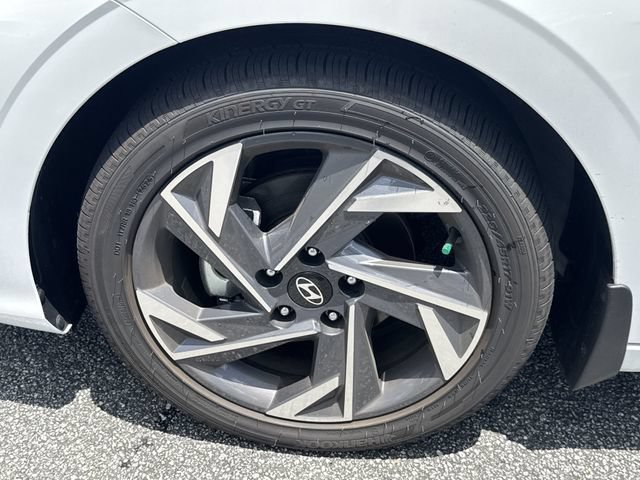 Certified 2025 Hyundai Elantra Limited FWD image 11