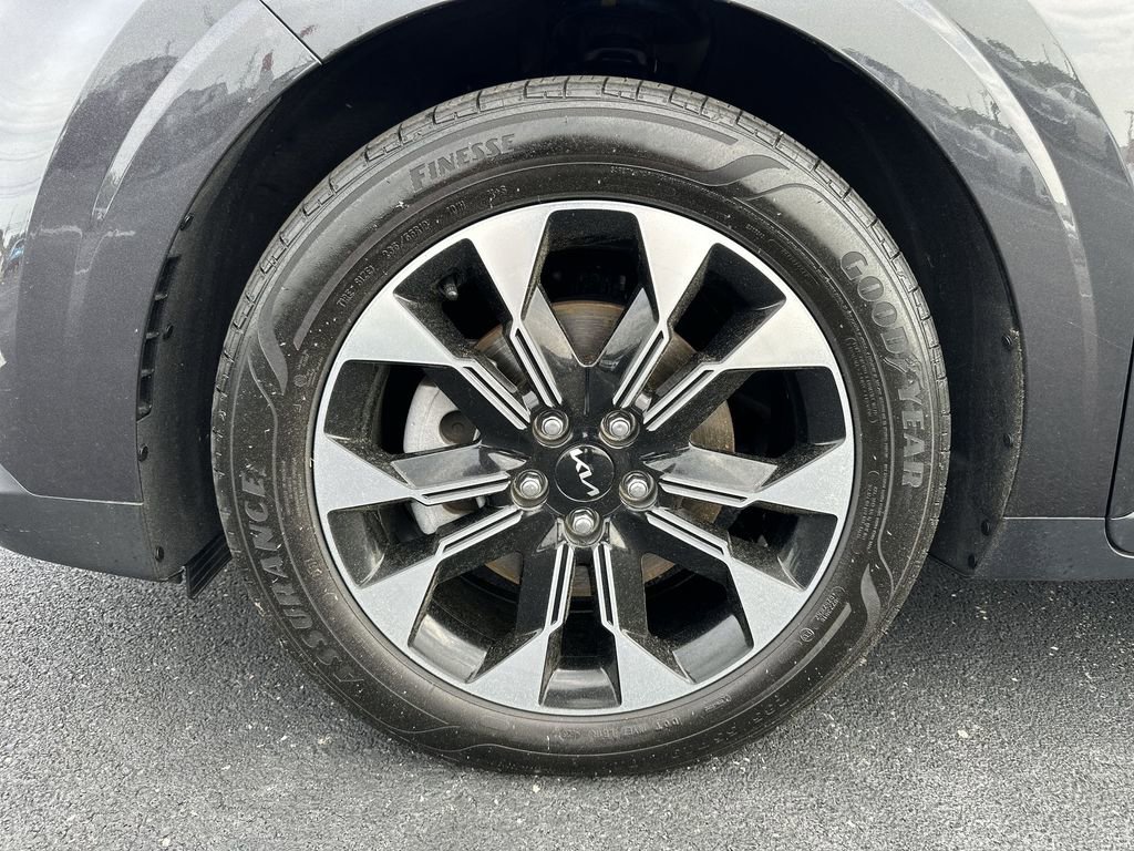 Used 2024 Kia Carnival EX FWD image 16