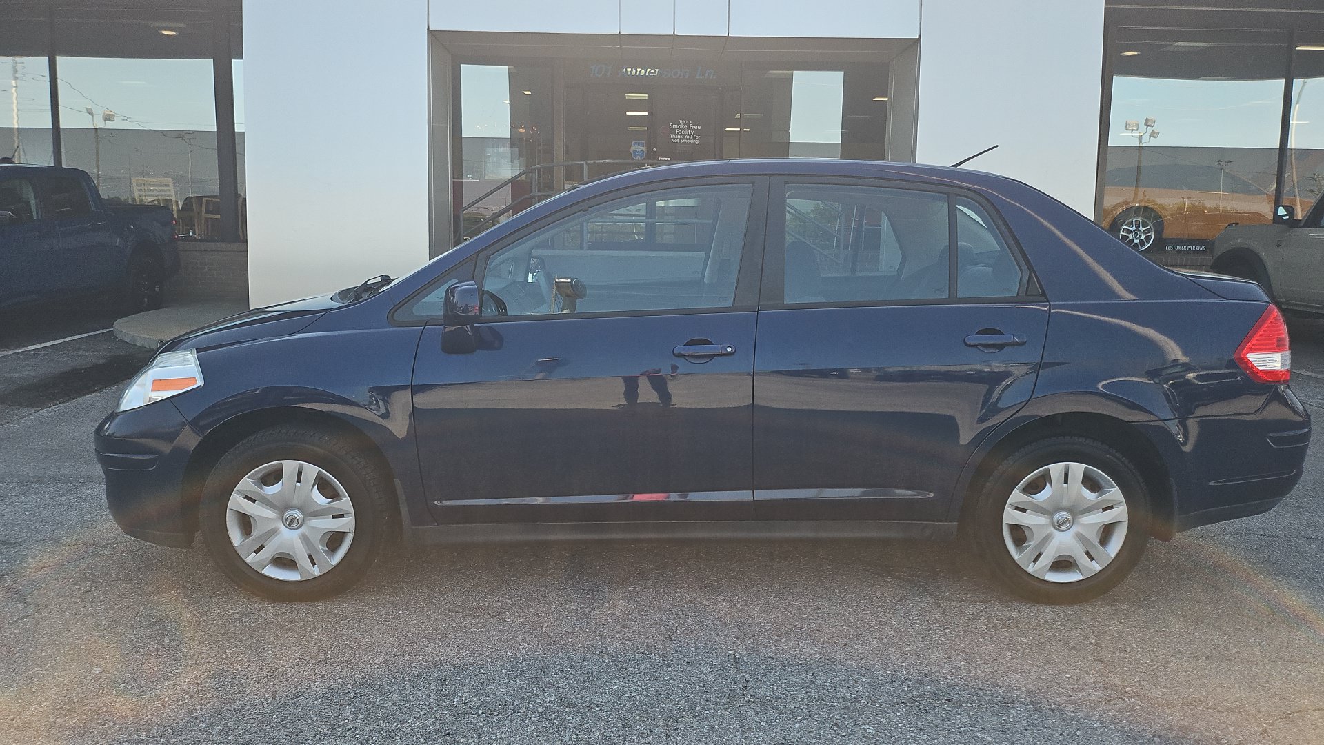 Used 2011 Nissan Versa 1.8 S w/ Plus Pkg FWD image 2