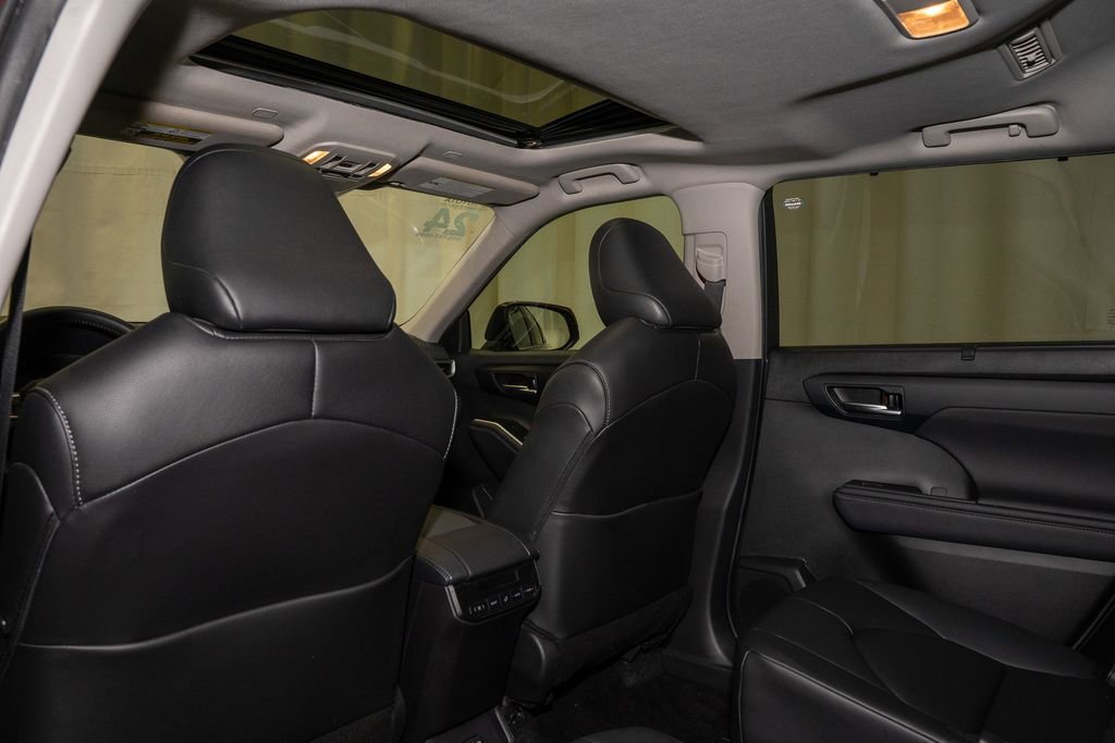 Certified 2024 Toyota Highlander XLE image 10