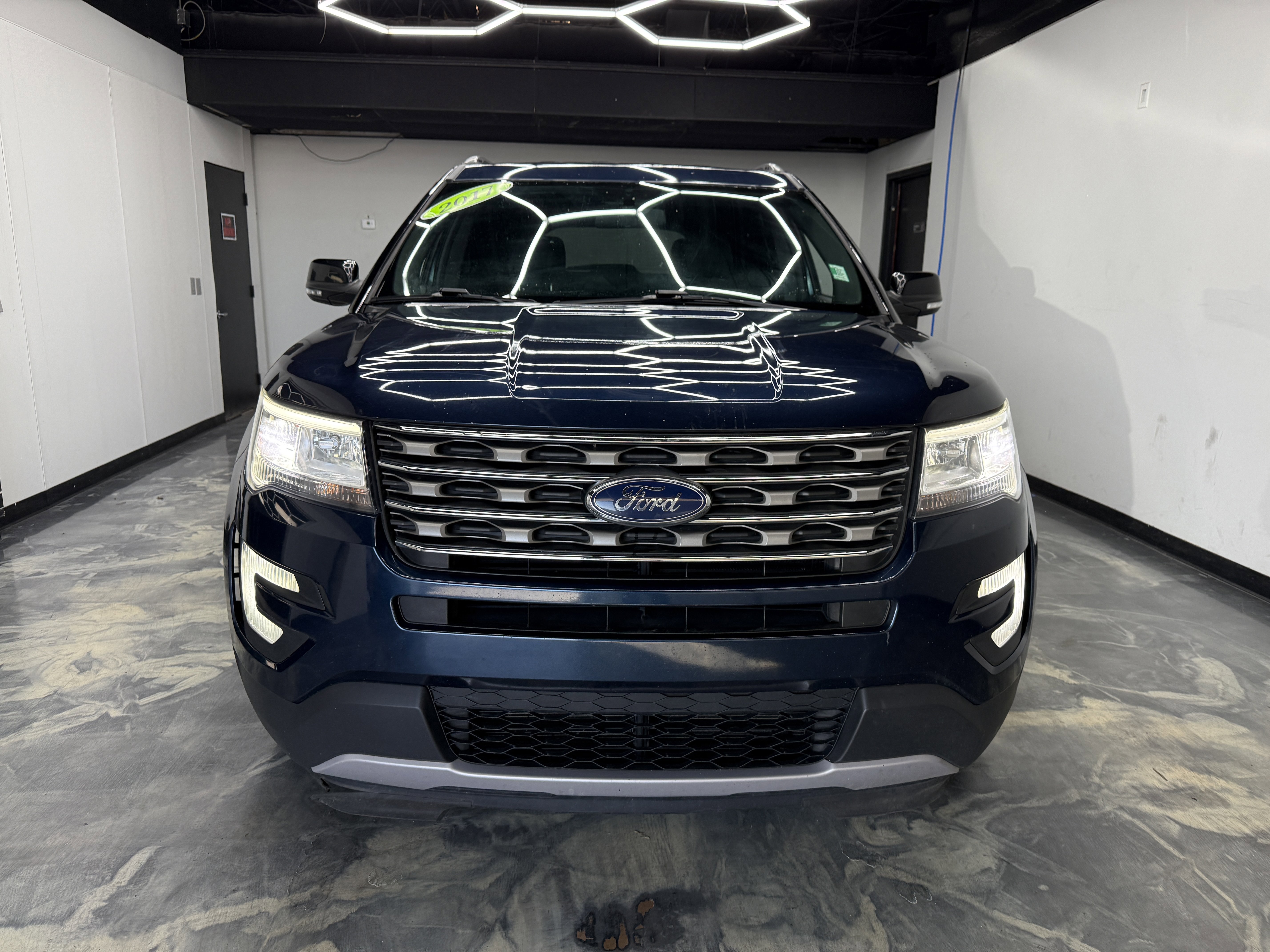 Used 2017 Ford Explorer XLT image 7