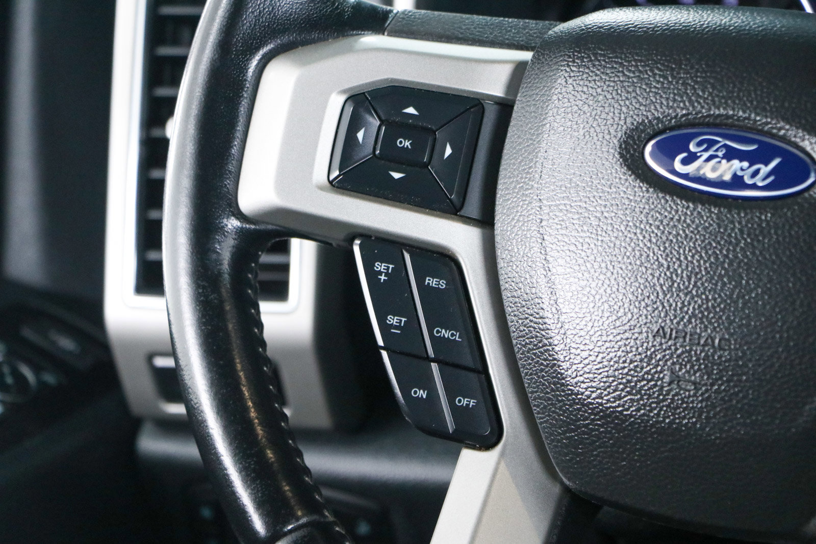 Used 2022 Ford F250 Lariat w/ Black Appearance Package image 14