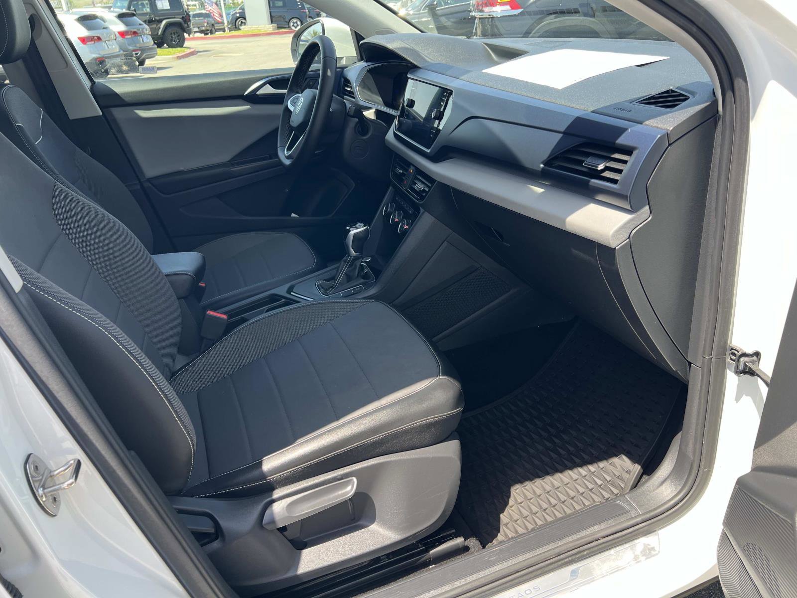 Certified 2023 Volkswagen Taos SE FWD image 28