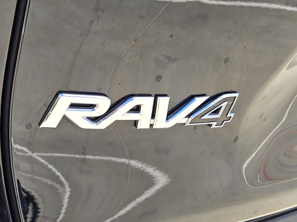 Used 2022 Toyota RAV4 XLE Premium image 11