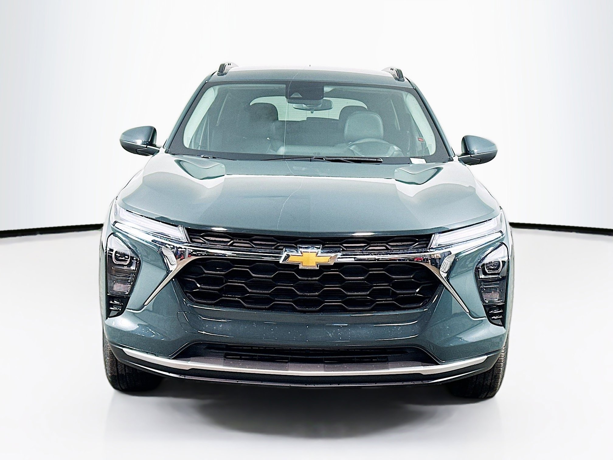 Used 2025 Chevrolet Trax LT image 2