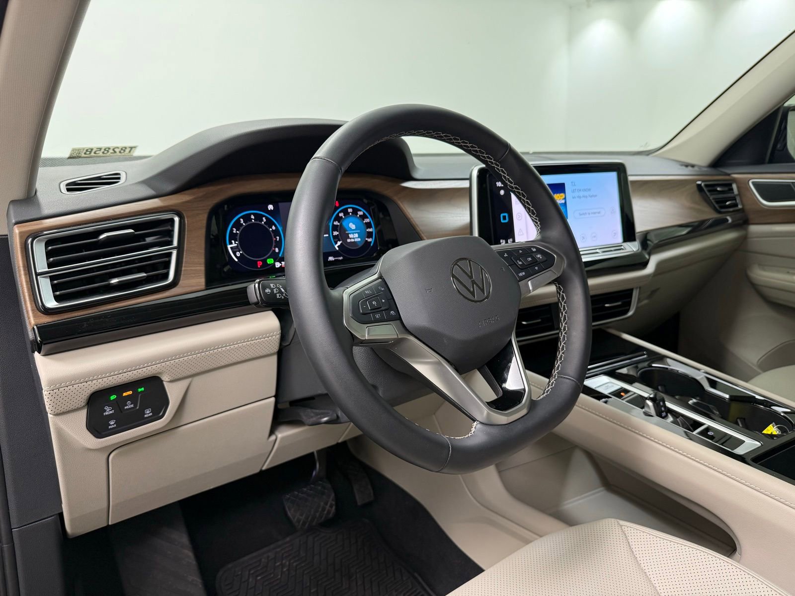 Used 2025 Volkswagen Atlas SE FWD image 13