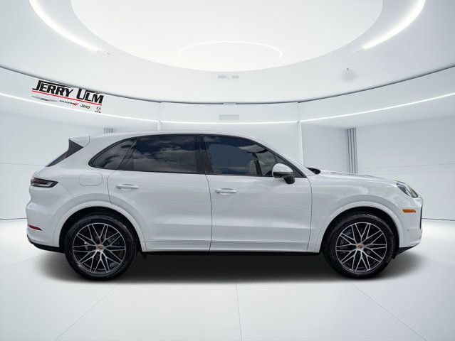 Used 2025 Porsche Cayenne AWD/4WD image 2