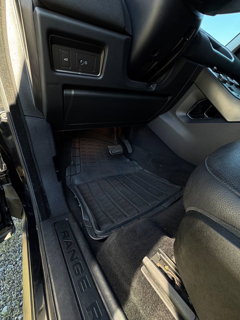 Used 2019 Land Rover Range Rover Evoque SE Premium image 25